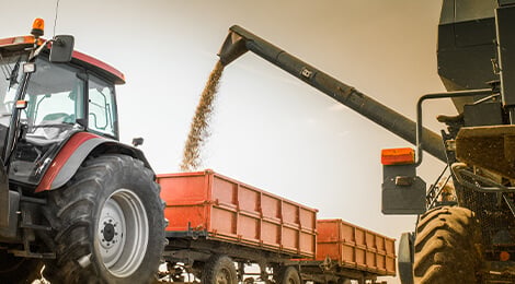 Combine Unloading Corn/Grain into Grain Cart/Wagon